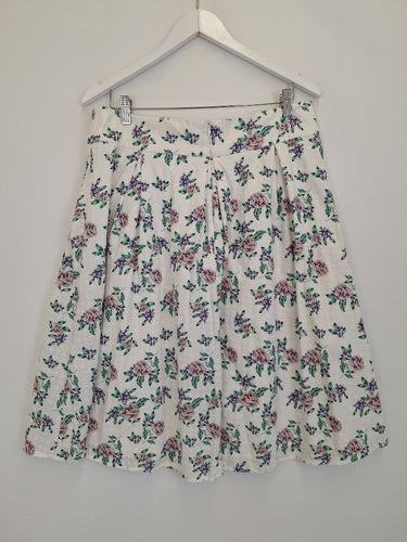 Second-Hand - Review Broderie Pretty Pleated Roses Midi Skirt Size 14 - SwapUp