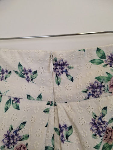 Second-Hand - Review Broderie Pretty Pleated Roses Midi Skirt Size 14 - SwapUp