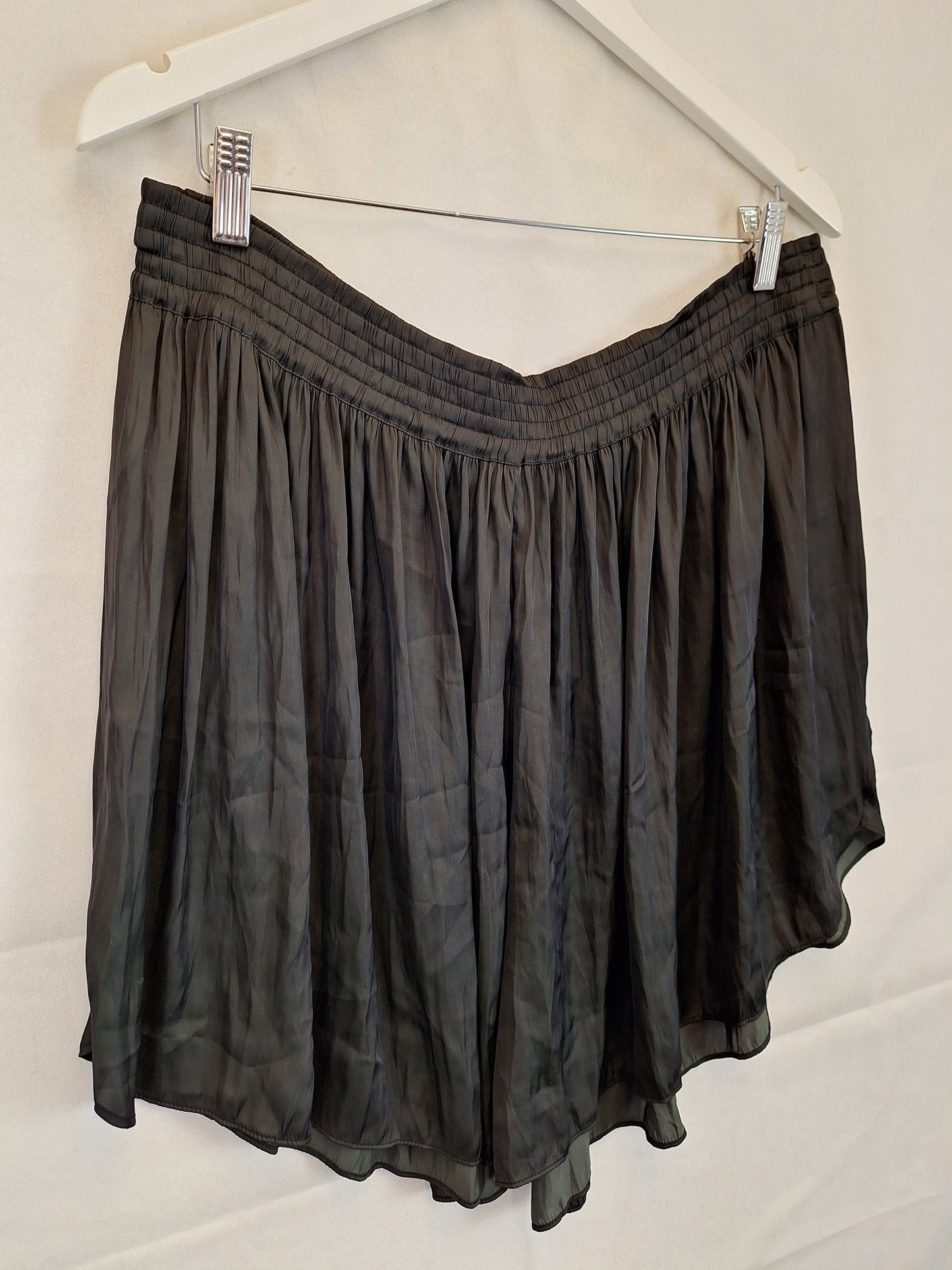 Country Road Shiny Gathered Petal Shorts Size 16 by SwapUp-Online Second Hand Store-Online Thrift Store