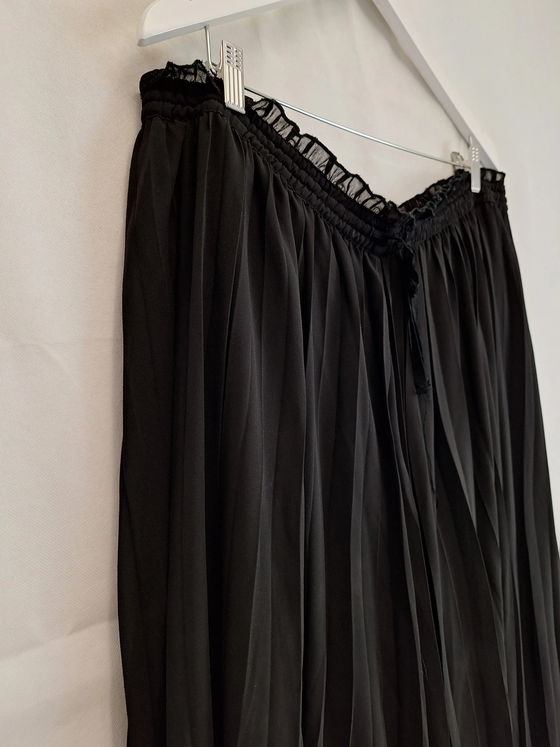 City Chic Elasticated Plisse Midi Skort Size 18 by SwapUp-Online Second Hand Store-Online Thrift Store