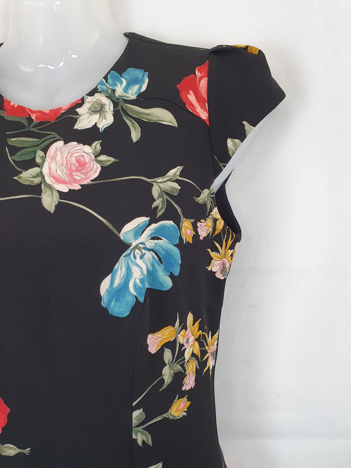 Cue Floral Fitted Midi Skirt Size 6 by SwapUp-Online Second Hand Store-Online Thrift Store