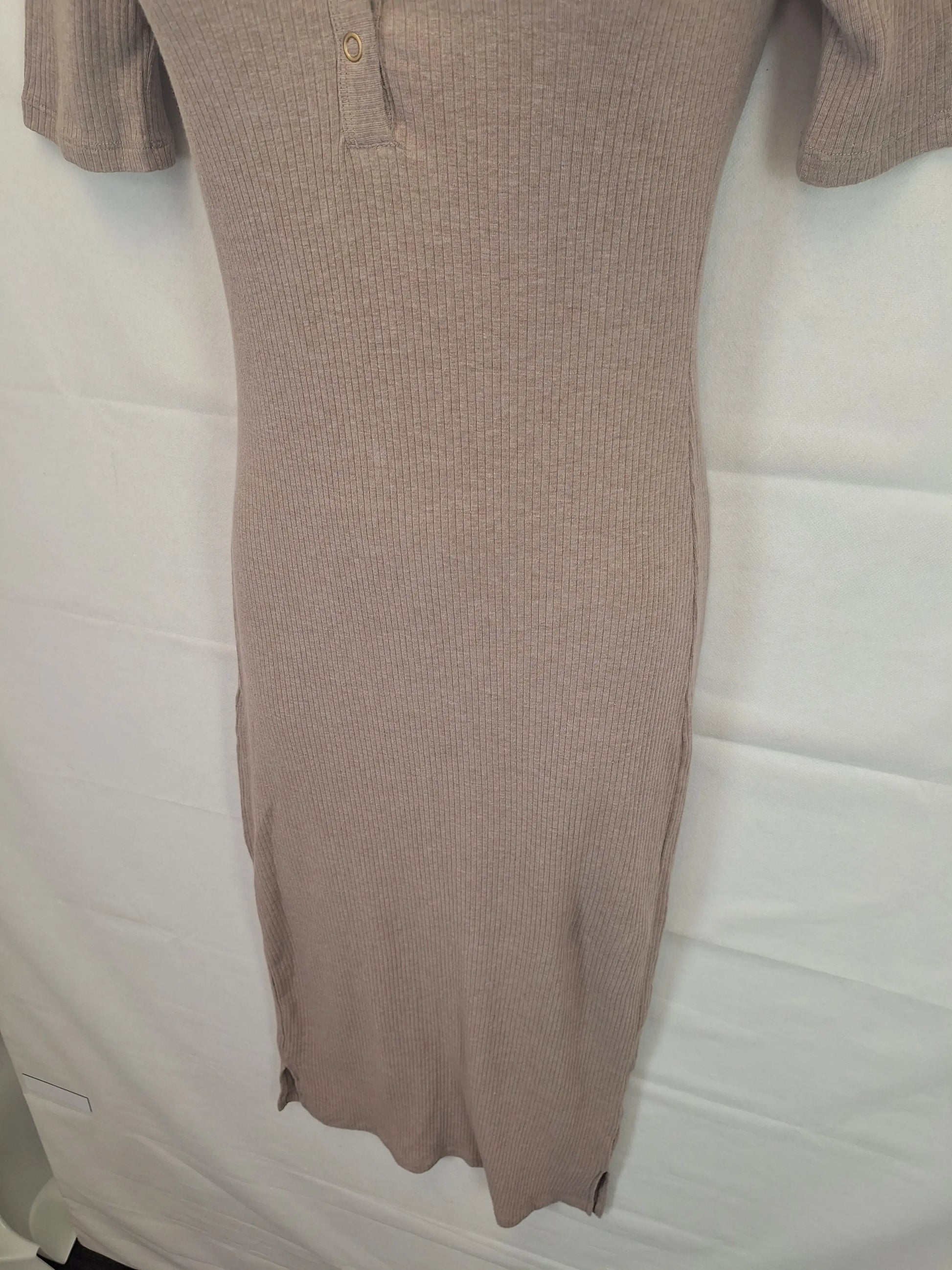 Elka Collective V-neck Ribbed Midi Dress Size 6 by SwapUp-Online Second Hand Store-Online Thrift Store