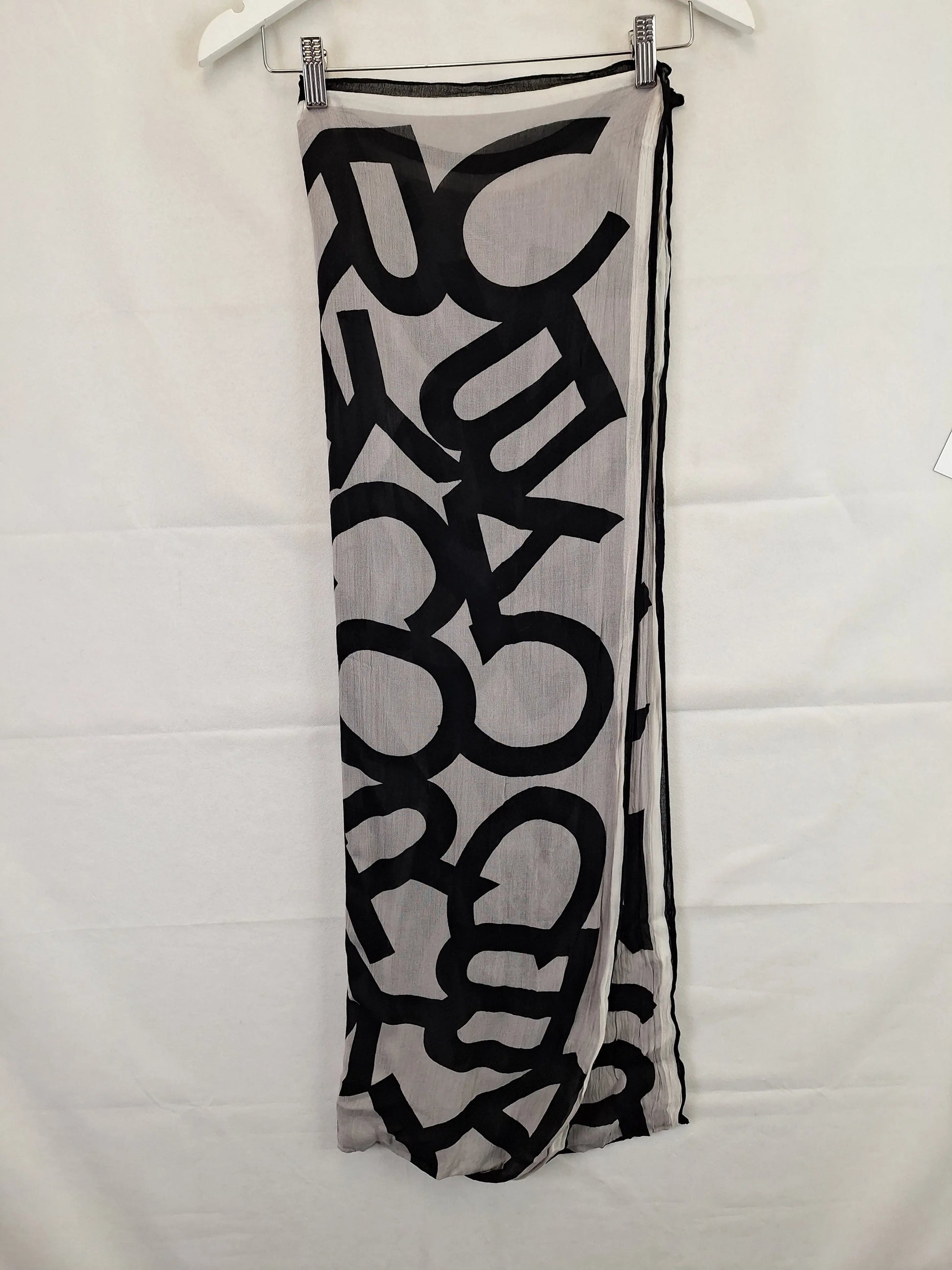 Marc Jacobs Essential Logo Lightweight Scarf Size None by SwapUp-Online Second Hand Store-Online Thrift Store