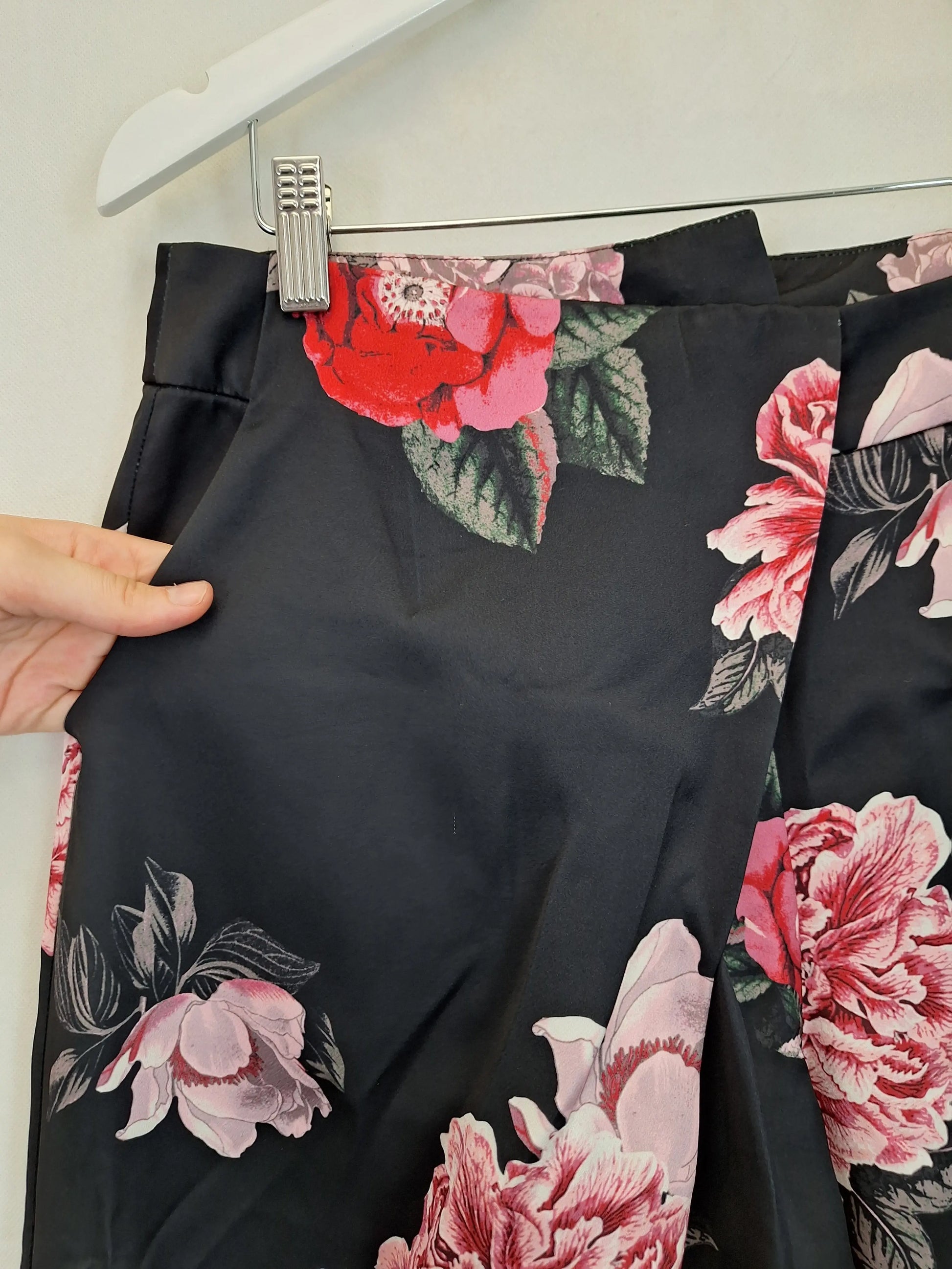 C/Meo Collective Floral Tailored  Shorts Size M by SwapUp-Online Second Hand Store-Online Thrift Store