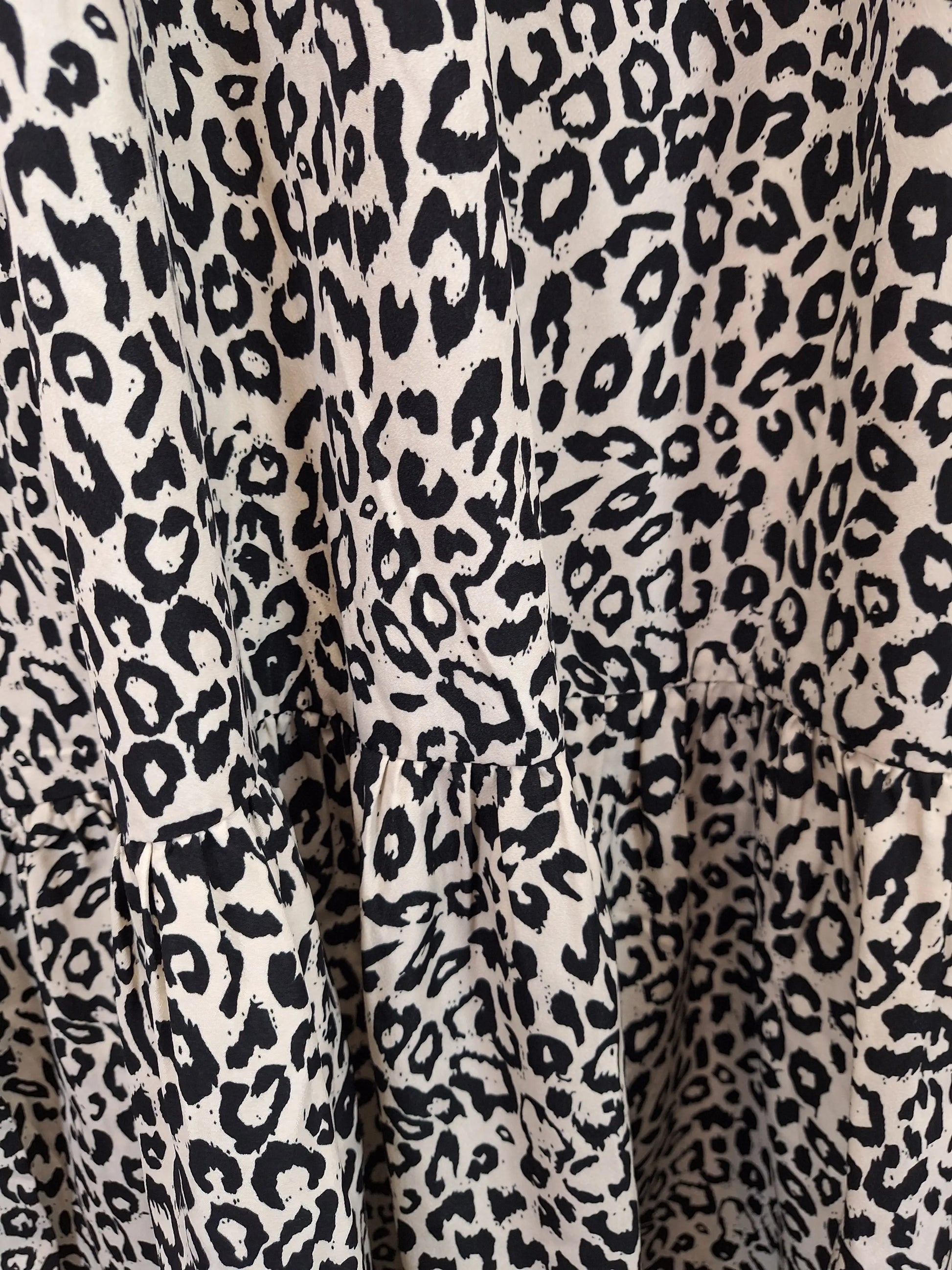 https://swapup.com.au/cdn/shop/files/Proud-Poppy-Leopard-Print-Tiered-Midi-Dress-Size-14-by-SwapUp-Online-Second-Hand-Store-Thrift-Store-Op-Shop-20573552.jpg?v=1704329461&width=1946