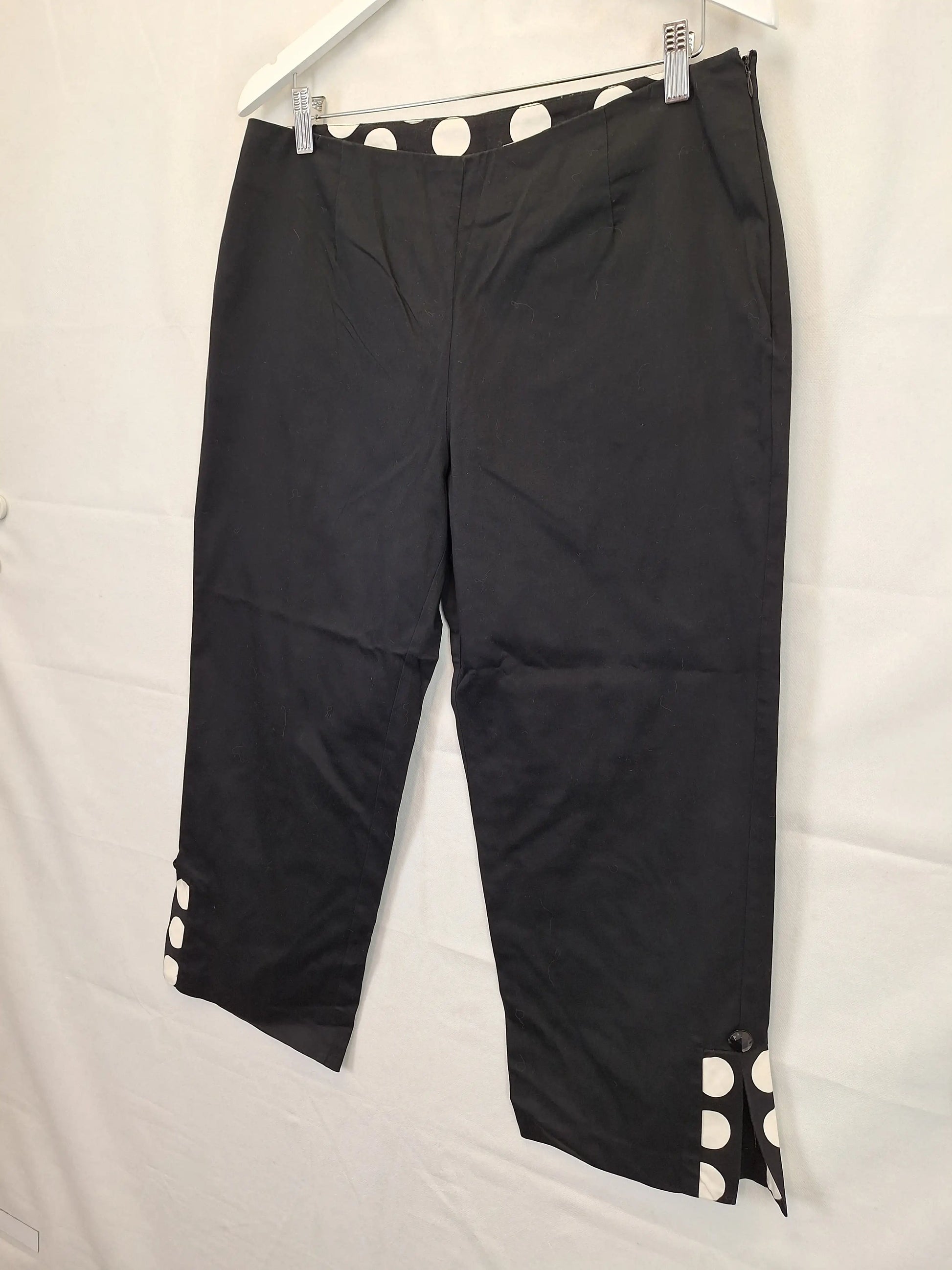RJ Wear Spotted Trimmed Capri Pants Size 12 – SwapUp