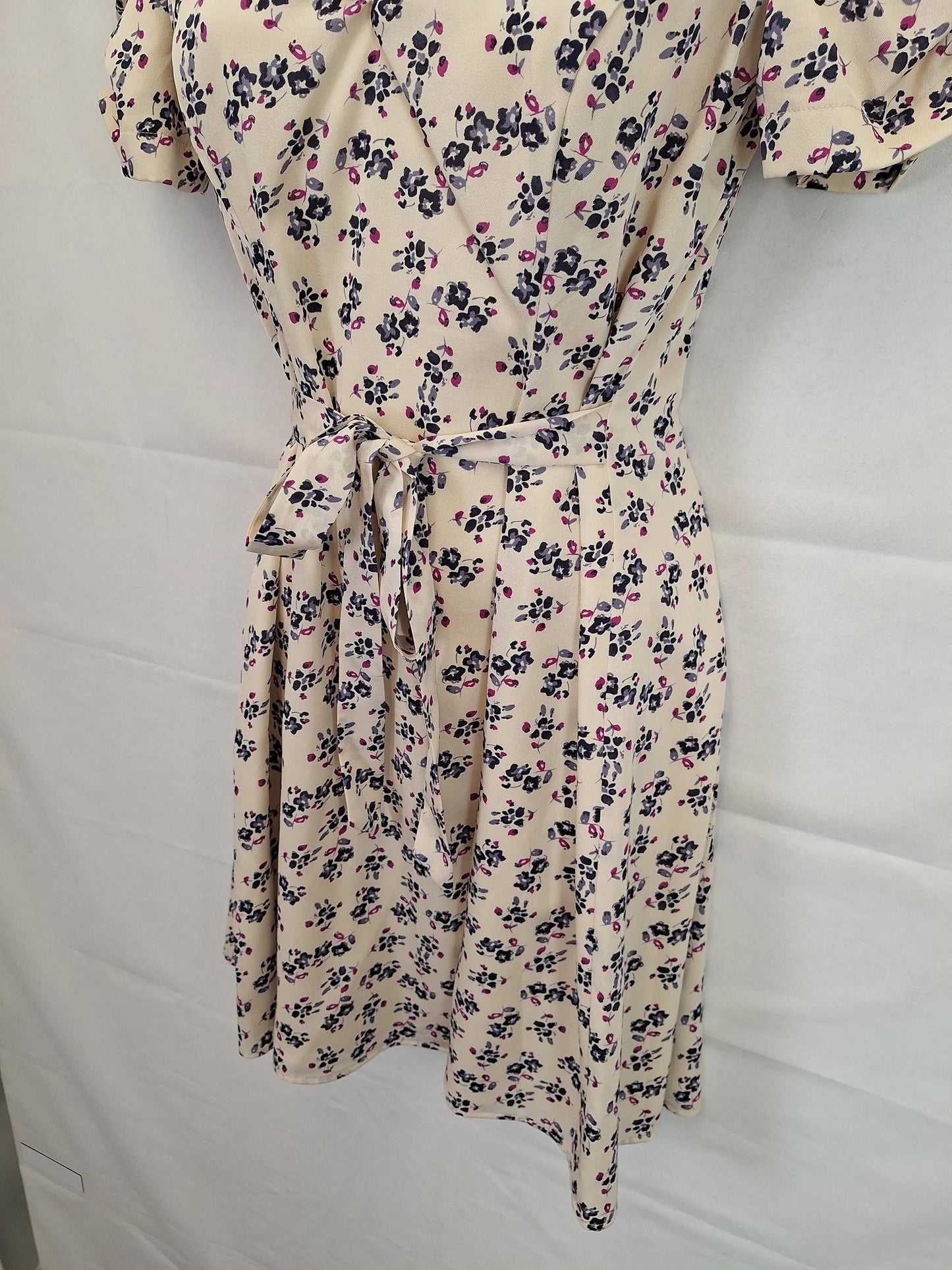 Review Floral V Neck Midi Dress Size 10 by SwapUp-Online Second Hand Store-Online Thrift Store