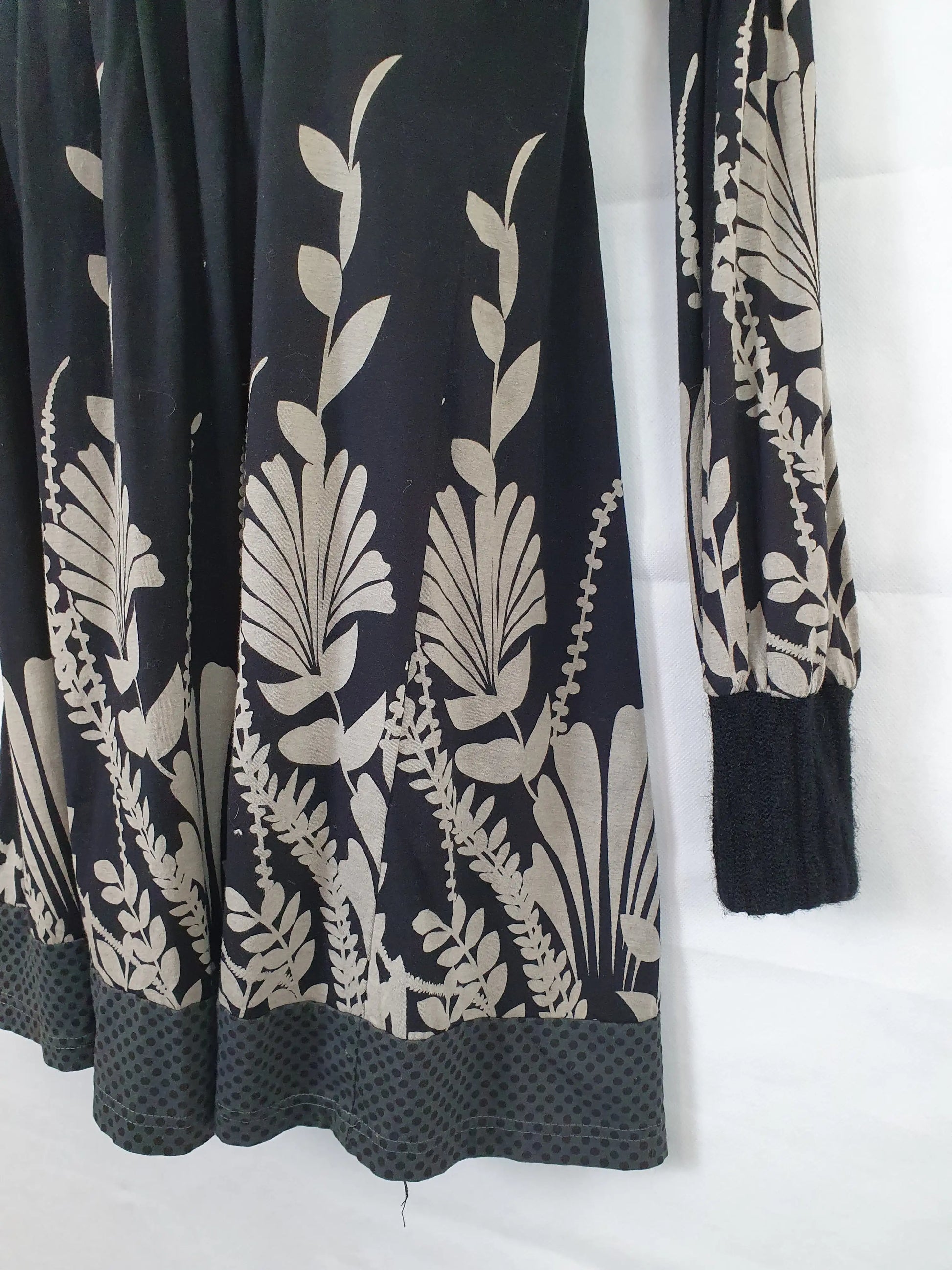 Summervan Knit Wrist Midi Dress Size M by SwapUp-Online Second Hand Store-Online Thrift Store
