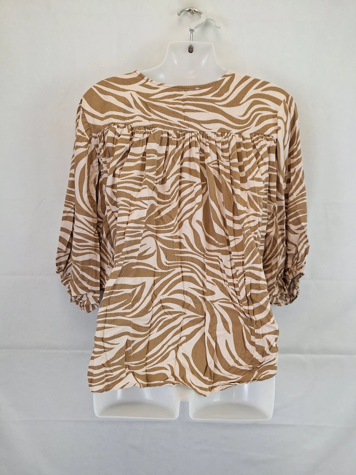 White Closet Relaxed Zebra Print V Neck Top Size M by SwapUp-Online Second Hand Store-Online Thrift Store